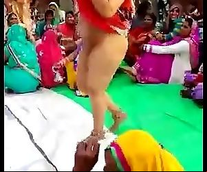 Desi bhabhi Khiêu vũ nudely..